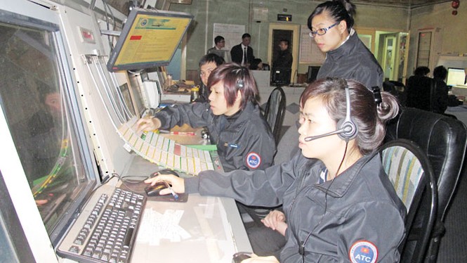 Kiểm soát viên không lưu đêm ngày cân não - ảnh 1