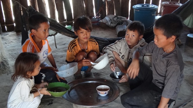 Nghịch lý làng Ngoài làng Trong - ảnh 2