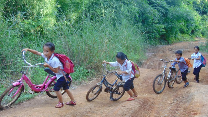 Nghịch lý làng Ngoài làng Trong - ảnh 1