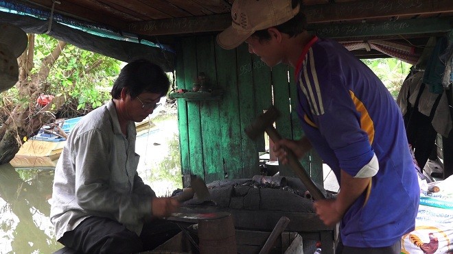 Trên đe, dưới búa tự sự - ảnh 1
