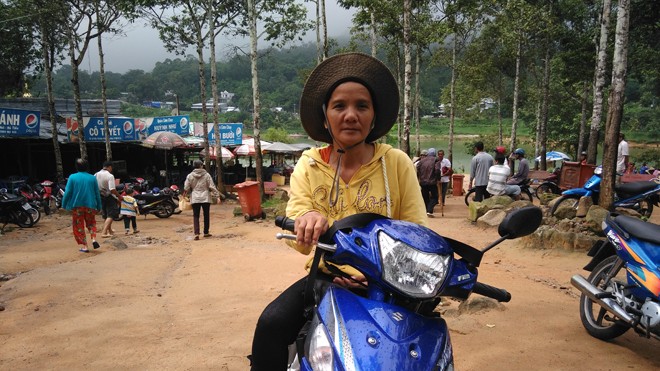 Nữ 'chiến binh' xe ôm trên núi Cấm - ảnh 2