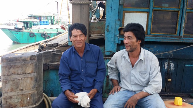 Người già đi biển - ảnh 1