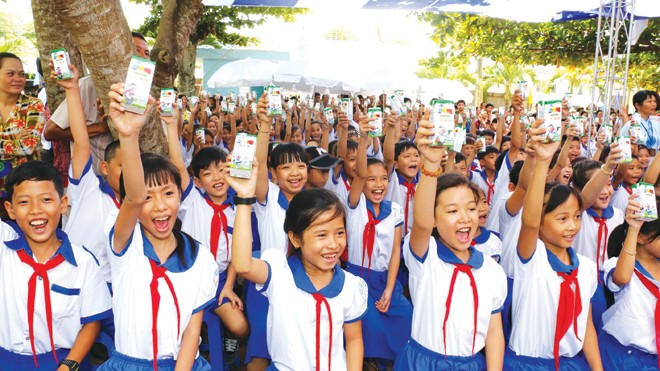 Trao tặng 111.000 ly sữa cho trẻ em tỉnh An Giang - ảnh 1