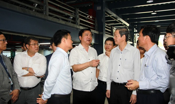 Tân Sơn Nhất: Một người đi 10 người tiễn, không kẹt mới lạ - ảnh 1