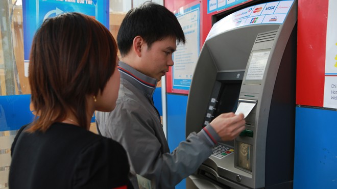 Cận Tết, lo ATM hết tiền, giao dịch online nghẽn - ảnh 1