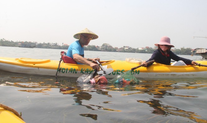 Du lịch vớt rác trên sông Hoài - ảnh 2