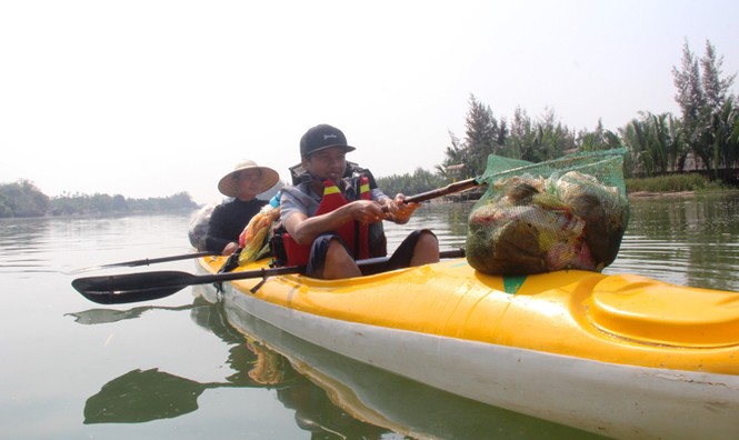 Du lịch vớt rác trên sông Hoài - ảnh 1