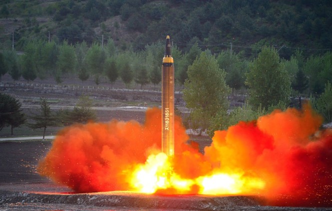Ông Trump úp mở 'thuốc đặc trị' khủng hoảng Triều Tiên - ảnh 1