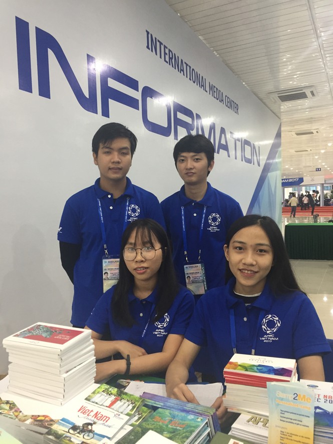 Tình nguyện viên APEC: Vui vẻ làm việc 12 tiếng/ngày - ảnh 1