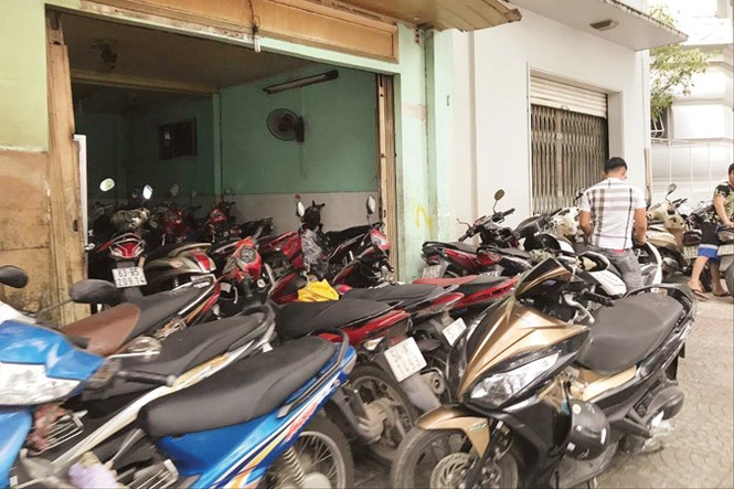 Tạm đình chỉ 48 bãi xe 'vua' trên vỉa hè TPHCM: Giữ xe tại gia quá tải - ảnh 1