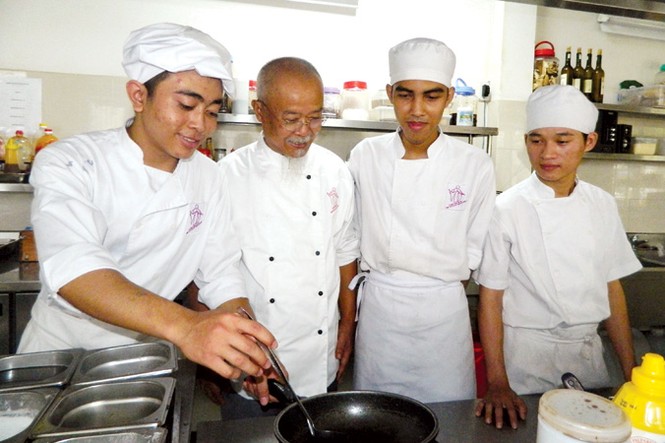 'Ông Bụt' nặng lòng với thanh thiếu niên nghèo - ảnh 1