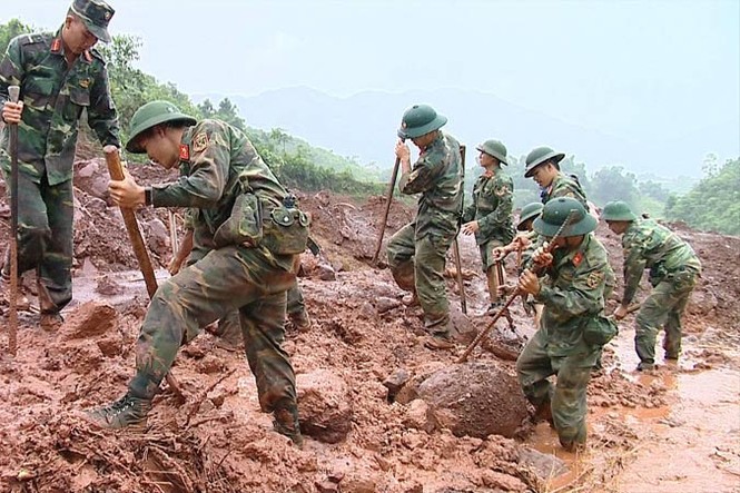 Sát cánh cùng dân sau trận lũ lịch sử - ảnh 1