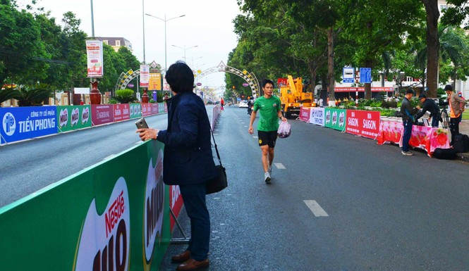 Cảm động nghĩa cử trên đường chạy Việt dã Tiền Phong - ảnh 1