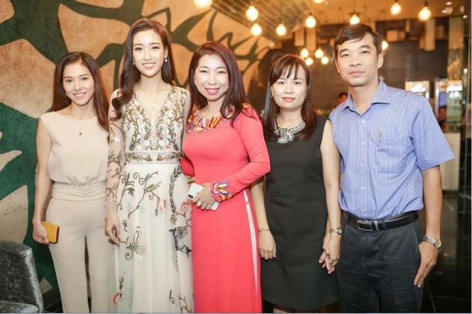 Thí sinh Hoa hậu Việt Nam trải nghiệm ẩm thực đẳng cấp tại Lion City - ảnh 9