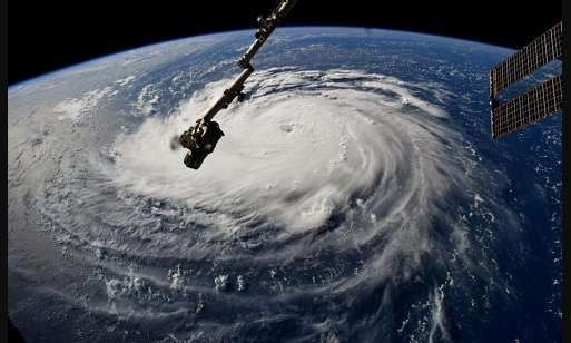 Siêu bão Florence sắp đổ bộ, nước Mỹ tán loạn - Ảnh 2.