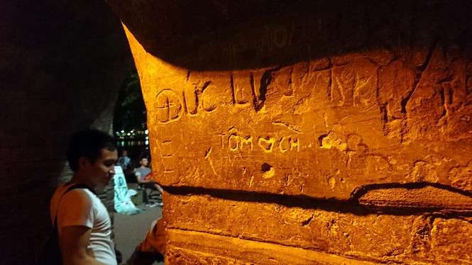 Vẽ bẩn lên di tích, điểm tham quan ở Hà Nội - ảnh 5