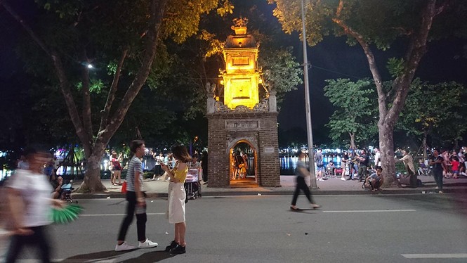 Vẽ bẩn lên di tích, điểm tham quan ở Hà Nội - ảnh 4