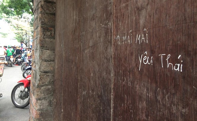 Vẽ bẩn lên di tích, điểm tham quan ở Hà Nội - ảnh 3