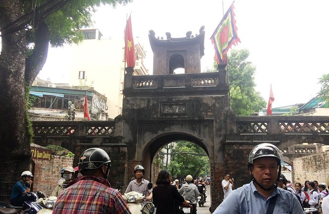 Vẽ bẩn lên di tích, điểm tham quan ở Hà Nội - ảnh 1