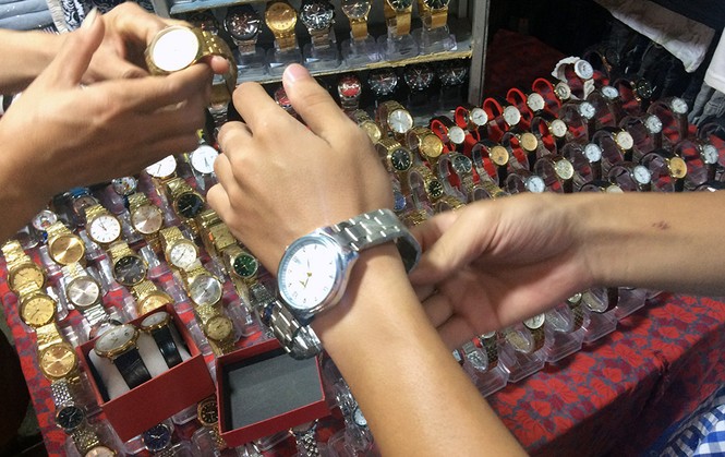Lật tẩy chiêu trò của những “gian thương” chuyên bán đồng hồ giả - ảnh 1