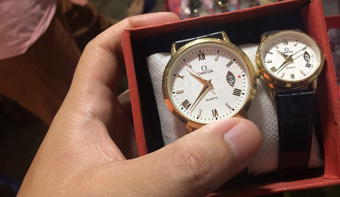Đồng hồ hàng hiệu Omega, Rolex bán như… “bán rau” - ảnh 3