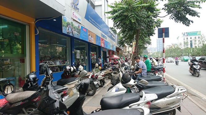 Người Hà Nội đổ xô xếp hàng bổ sung thông tin thuê bao - ảnh 4