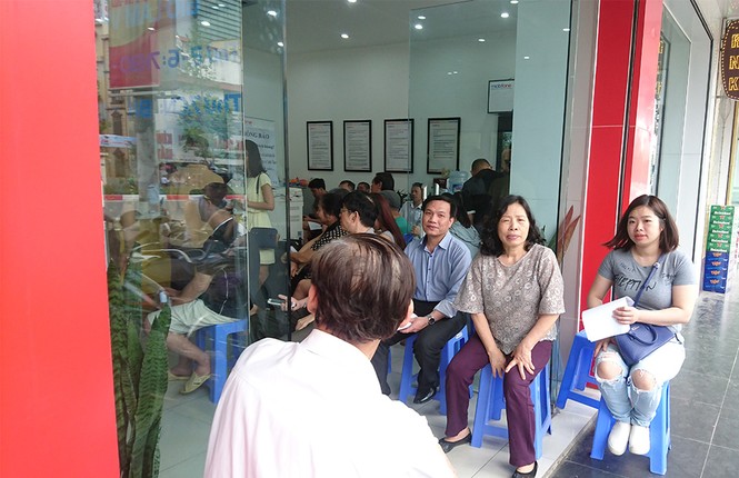 Người Hà Nội đổ xô xếp hàng bổ sung thông tin thuê bao - ảnh 5