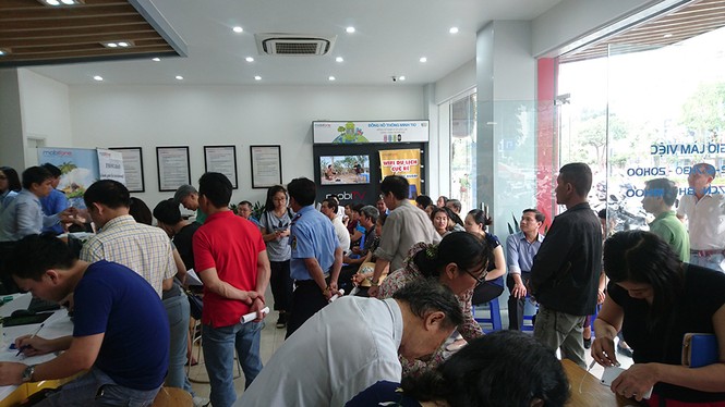 Người Hà Nội đổ xô xếp hàng bổ sung thông tin thuê bao - ảnh 8