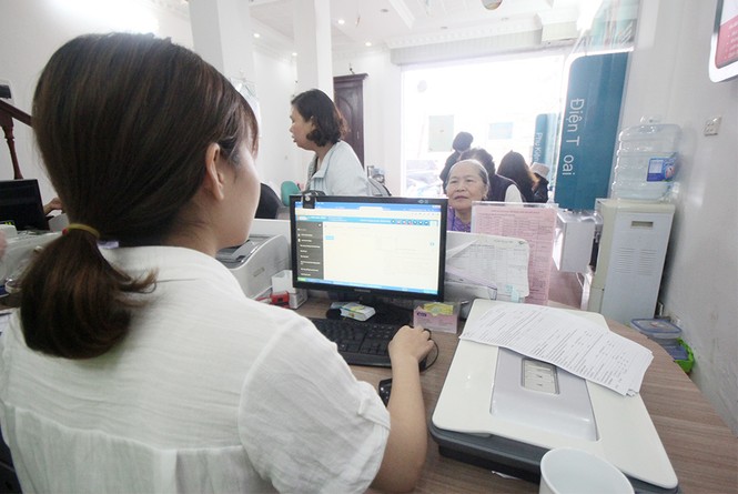 Lo bị khoá điện thoại, người dân chầu trực đăng ký ảnh chân dung - ảnh 3