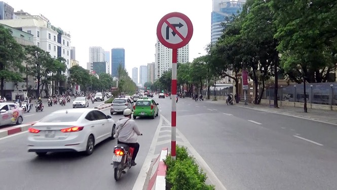 Bất chấp biển cấm, dòng người rồng rắn đi ngược chiều giờ tan tầm - ảnh 2