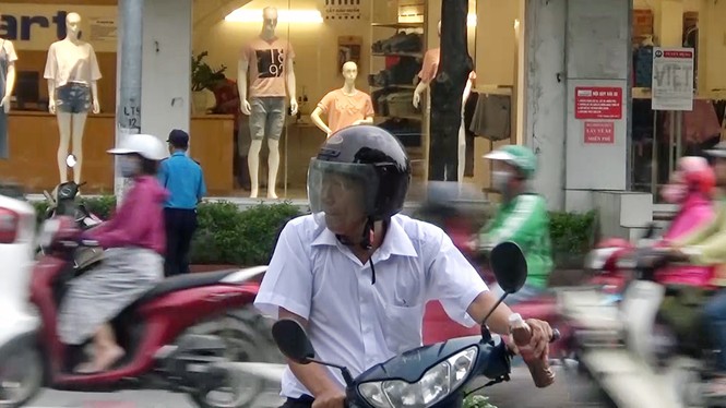 Bất chấp biển cấm, dòng người rồng rắn đi ngược chiều giờ tan tầm - ảnh 3