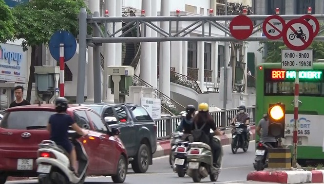 Bất chấp biển cấm, dòng người rồng rắn đi ngược chiều giờ tan tầm - ảnh 4