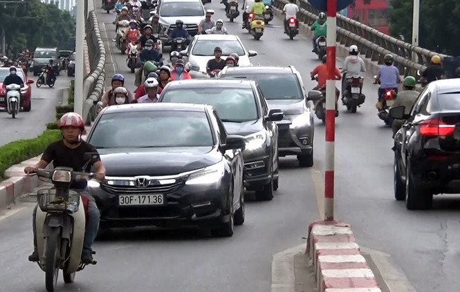 Bất chấp biển cấm, dòng người rồng rắn đi ngược chiều giờ tan tầm - ảnh 5