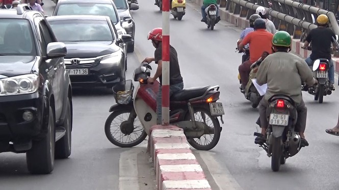 Bất chấp biển cấm, dòng người rồng rắn đi ngược chiều giờ tan tầm - ảnh 6