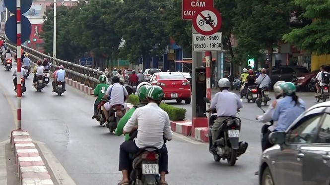 Bất chấp biển cấm, dòng người rồng rắn đi ngược chiều giờ tan tầm - ảnh 7