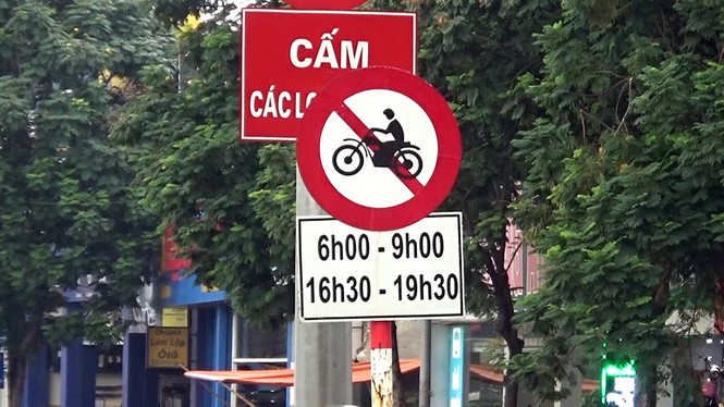 Bất chấp biển cấm, dòng người rồng rắn đi ngược chiều giờ tan tầm - ảnh 1