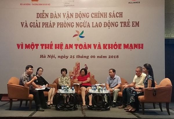 Nhiều trẻ em phải làm những công việc nguy hiểm - ảnh 1