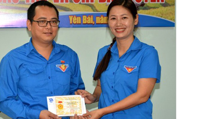T.Ư Đoàn tặng huy hiệu “Tuổi trẻ dũng cảm” hai gương cứu người - ảnh 1