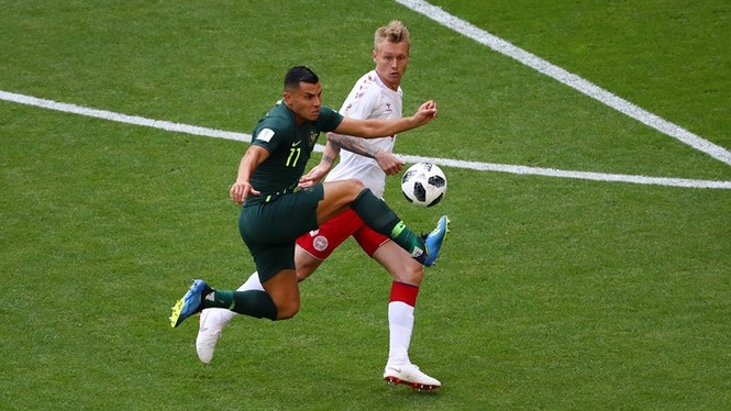 Australia giành điểm đầu tiên ở World Cup 2018 nhờ VAR - ảnh 16
