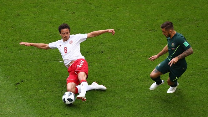Australia giành điểm đầu tiên ở World Cup 2018 nhờ VAR - ảnh 17