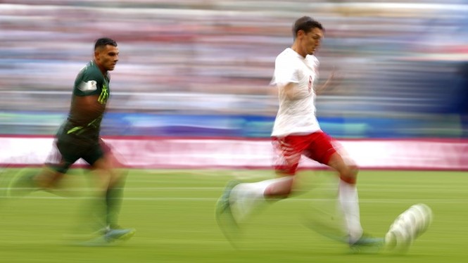 Australia giành điểm đầu tiên ở World Cup 2018 nhờ VAR - ảnh 18
