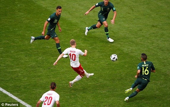 Australia giành điểm đầu tiên ở World Cup 2018 nhờ VAR - ảnh 9