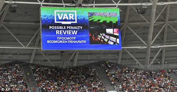 Australia giành điểm đầu tiên ở World Cup 2018 nhờ VAR - ảnh 12
