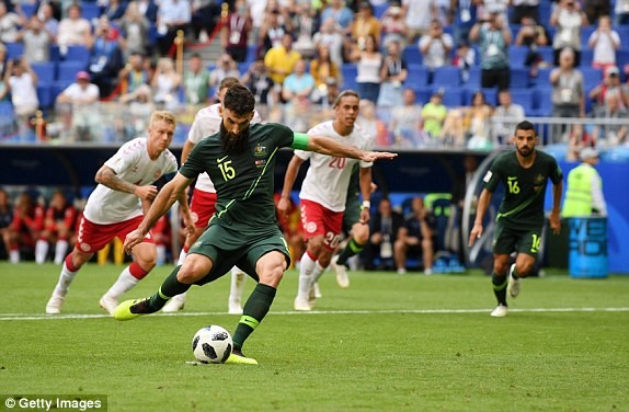 Australia giành điểm đầu tiên ở World Cup 2018 nhờ VAR - ảnh 13