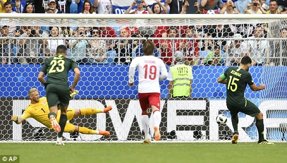 Australia giành điểm đầu tiên ở World Cup 2018 nhờ VAR - ảnh 14