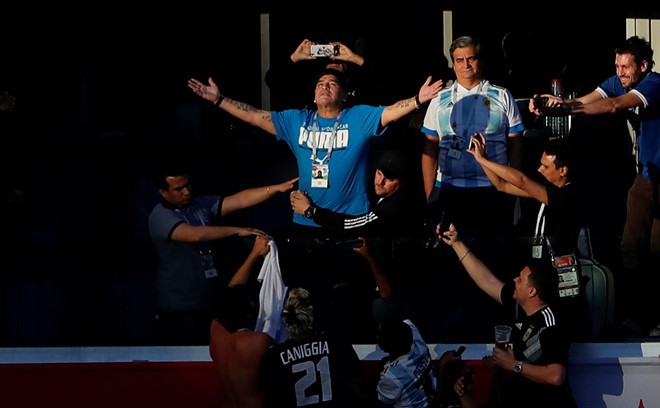 Xem Argentina đấu Nigeria, Maradona ăn mừng ầm ĩ và... ngủ gật - ảnh 2