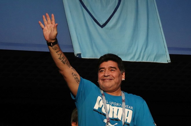 Xem Argentina đấu Nigeria, Maradona ăn mừng ầm ĩ và... ngủ gật - ảnh 3