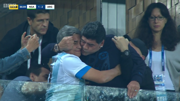 Xem Argentina đấu Nigeria, Maradona ăn mừng ầm ĩ và... ngủ gật - ảnh 10