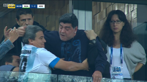 Xem Argentina đấu Nigeria, Maradona ăn mừng ầm ĩ và... ngủ gật - ảnh 11