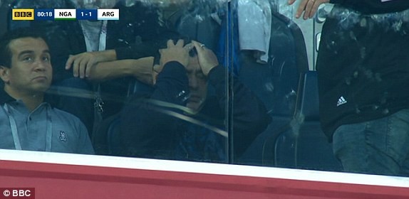 Xem Argentina đấu Nigeria, Maradona ăn mừng ầm ĩ và... ngủ gật - ảnh 9